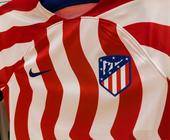 Seit fast 25 Jahren ist Nike Ausrüster des spanischen Klubs Atlético Madrid und hat seither zahlreiche ikonische Trikots für die „Rojiblancos“ entworfen.