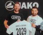 Tobias Röschl, Vorstand Marketing und Vertrieb bei Jako, gemeinsam mit dem Content-Creator Diyar Acar.