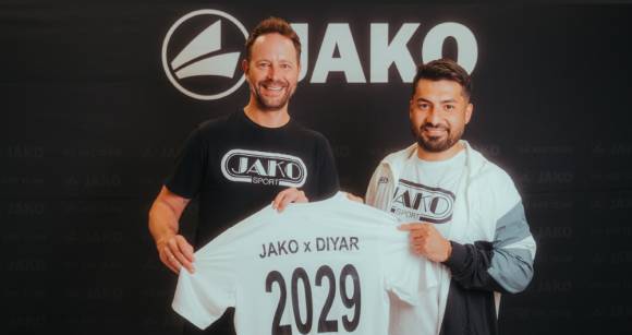 Tobias Röschl, Vorstand Marketing und Vertrieb bei Jako, gemeinsam mit dem Content-Creator Diyar Acar. 