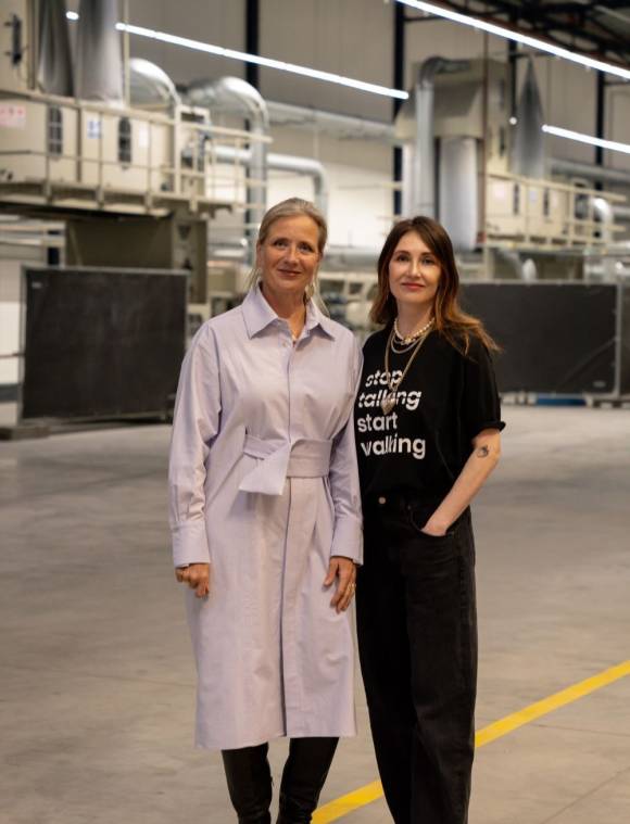  Brightfiber-CEO Ellen Mensink (l.) mit der Schauspielerin und Aktivistin Carice van Houten in der neuen Recyling-Fabrik. 