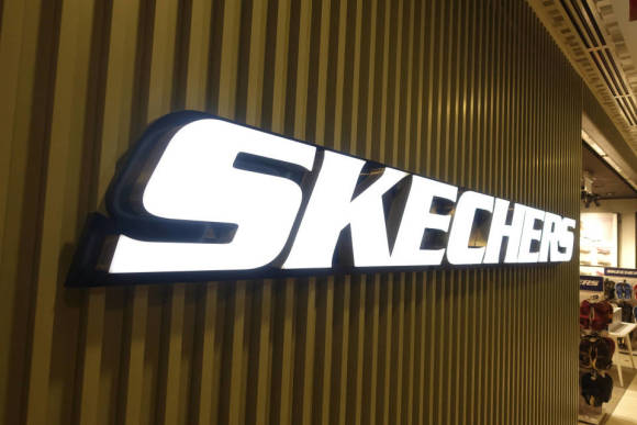 Skechers wurde 1992 gegründet und war 2024 die Nummer fünf der umsatzstärksten Sportmarken der Welt. 