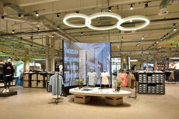 Für das Flagship-Label müssen Standorte 70 Kriterien erfüllen – darunter eine starke regionale Markenpräsenz, ein exklusiver Standort, mindestens 2.500 Quadratmeter Fläche und ein breites Sortiment in Schlüsselkategorien. 