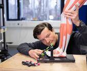 Der Fuß-Biomechaniker Dr. Jan-Peter Goldmann bei der Entwicklung des „Big Toe PowerPro“.