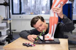 Der Fuß-Biomechaniker Dr. Jan-Peter Goldmann bei der Entwicklung des „Big Toe PowerPro“. 