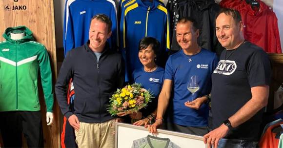 Freuen sich über die Shop-Eröffnung in Brixen: (v. l. n. r.) Florian Bretschneider (Jako), Tiziana Pignatelli Achmüller (Teamshop89 by Achmüller), Hermann Achmüller (Teamshop89 by Achmüller), Bernhard Strobl (Jako).  
