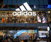 Die Serie über die Dassler-Brüder befindet sich derzeit in der Entwicklungsphase – ein genauer Sendetermin steht noch nicht fest.