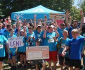 SchülerInnen der Franziskus-Schule freuen sich über Startplätze und Laufoutfit – gesponsert von P.A.C. im Wert von rund 500 Euro. Der symbolische Spendenscheck wurde beim MainCityRun 2025 übergeben. 