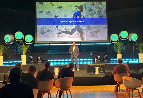 Intersport-CEO Dr. Alexander von Preen beim Top-Partner-Event des Verbunds, bei dem die Zukunftsagenda vorgestellt wurde. 