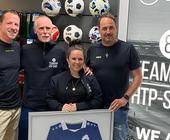 Teamshop89-HTP-Sport-Betreiber Helmut Bertsch (2. v. .) mit seiner Tochter Bettina Öfner sowie Florian Bretschneider (l.) und Bernhard Strobl (r.) von Jako.