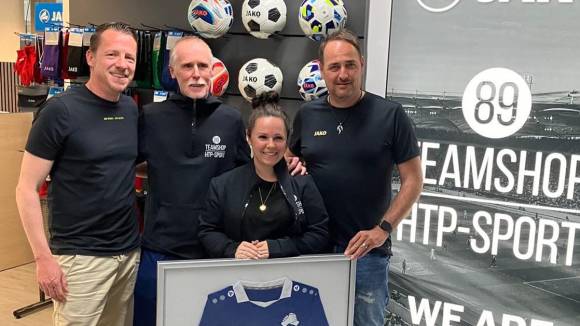 Teamshop89-HTP-Sport-Betreiber Helmut Bertsch (2. v. .) mit seiner Tochter Bettina Öfner sowie Florian Bretschneider (l.) und Bernhard Strobl (r.) von Jako. 