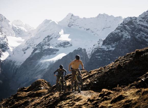 Ortovox war bisher vor allem für seinen Sicherheitsausrüstung wie LVS-Geräte sowie Bergsportbekleidung aus Wolle bekannt. Nun entwickelt die Marke erstmals Mountainbike-Bekleidung.  