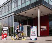 Triathlet Michael Lofink (l.) und Intersport-CEO Dr. Alexander v. Preen vor dem Intersort-Veranstaltungszentrum Redblue in Heilbronn, wo am 9. Juli die Eröffnungsfeier der Special Olympics Landesspiele Baden-Württemberg 2025 stattfindet.