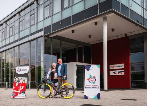 Triathlet Michael Lofink (l.) und Intersport-CEO Dr. Alexander v. Preen vor dem Intersort-Veranstaltungszentrum Redblue in Heilbronn, wo am 9. Juli die Eröffnungsfeier der Special Olympics Landesspiele Baden-Württemberg 2025 stattfindet. 