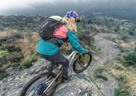 Deuter ist vor allem für seine Bergsport-Rucksäcke bekannt – ob für Biker oder Wanderer. 