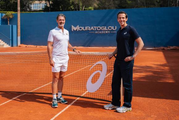 Patrick Mouratoglou, Gründer der Mouratoglou Academy, und Asics Marketingchef Gary Raucher machen von nun an gemeinsame Sache. 