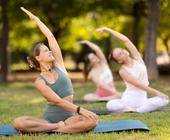 Bewegungs- und Entspannungsangebote wie Yoga haben großen Zulauf - dank des Wunsches vieler Menschen, lange gesund und fit zu bleiben.