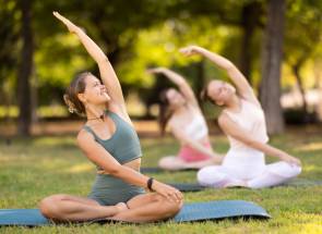 Bewegungs- und Entspannungsangebote wie Yoga haben großen Zulauf - dank des Wunsches vieler Menschen, lange gesund und fit zu bleiben.