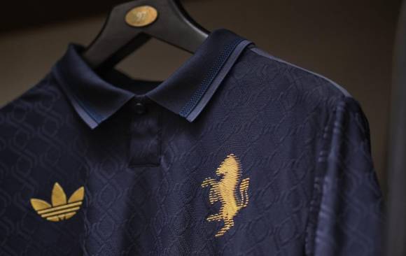 Bereits seit der 2015/16 läuft Juventus Turin mit dem Adidas-Logo auf dem Shirt auf - hier eine Trikotvariante für die abgelaufene Saison 2024/25. 