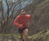 Während eines Langstrecken-Trailruns ist eine hochwertige Sportbrille ein wichtiges funktionales Accessoire.