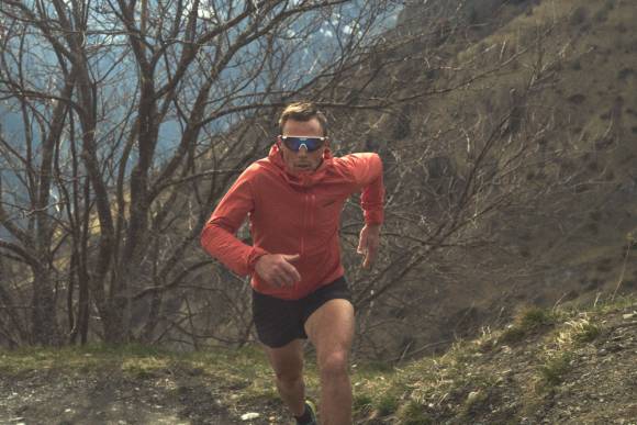 Während eines Langstrecken-Trailruns ist eine hochwertige Sportbrille ein wichtiges funktionales Accessoire. 