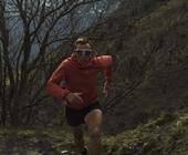 Bei wechselnden Lichtverhältnissen während eines Langstrecken-Trailruns ist eine hochwertige Sportbrille ein wichtiges funktionales Accessoire.