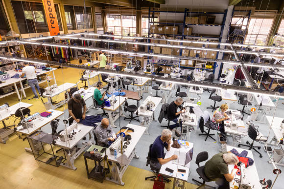 Decathlon Deutschland will mit der Kooperation mit dem United Repair Centre flächendeckend Textilreperaturen anbieten. 