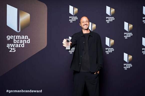 Schöffel-Marketingleiter Stefan Ostertag nahm die Award-Trophäe entgegen. 