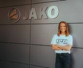 Die Sportmoderatorin Nele Ocik ist nun Markenbotschafterin von Jako.