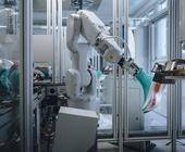 Beim „LightSpray“-Verfahren fertigt ein Roboterarm Schuhoberteile in nur drei Minuten. 