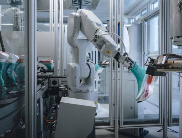 Beim „LightSpray“-Verfahren fertigt ein Roboterarm Schuhoberteile in nur drei Minuten.  