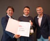 (v. l.) Gerald Guttmann (Vorstandsvorsitzender Austria Ski-Pool), Reusch-CEO Erich Weitzmann und Reinhold Zitz (Geschäftsführer Austria Ski-Pool) bei der Feier zum 40-jährigen Bestehen der Zusammenarbeit in Innsbruck. 