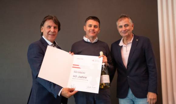 (v. l.) Gerald Guttmann (Vorstandsvorsitzender Austria Ski-Pool), Reusch-CEO Erich Weitzmann und Reinhold Zitz (Geschäftsführer Austria Ski-Pool) bei der Feier zum 40-jährigen Bestehen der Zusammenarbeit in Innsbruck.  