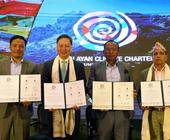 Gemeinsam für ein Ziel: (v. l. n. r.): Mingma Chhiri Sherpa (Bürgermeister der Khumbu Pasang Lhamu Rural Municipality), Kang Tae-sun (CEO der Blackyak), Lama Kazi Sherpa (Vorsitzender der nepalesischen Umweltorganisation SPCC), und Thakur Raj Pandey (Vize
