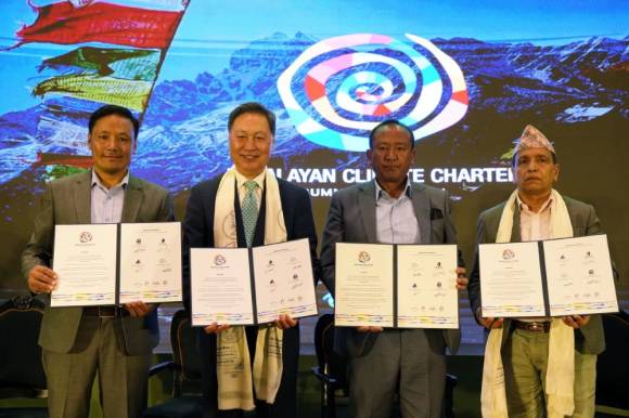 Gemeinsam für ein Ziel: (v. l. n. r.): Mingma Chhiri Sherpa (Bürgermeister der Khumbu Pasang Lhamu Rural Municipality), Kang Tae-sun (CEO der Blackyak), Lama Kazi Sherpa (Vorsitzender der nepalesischen Umweltorganisation SPCC), und Thakur Raj Pandey (Vize 