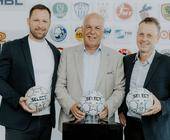 (v.l.) Jan Przemus (Geschäftsleitung Marketing Handball-Bundesliga GmbH), Joachim Böhmer (COO Derbystar Sportartikelfabrik GmbH) und Frank Bohmann (COO Handball-Bundesliga GmbH) präsentieren gemeinsam den neuen Spielball.