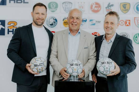 (v.l.) Jan Przemus (Geschäftsleitung Marketing Handball-Bundesliga GmbH), Joachim Böhmer (COO Derbystar Sportartikelfabrik GmbH) und Frank Bohmann (COO Handball-Bundesliga GmbH) präsentieren gemeinsam den neuen Spielball. 