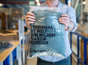 Nachhaltiger verpacken: Bergzeit startet erste Outdoor-Kooperation mit WILDPLASTIC®. 