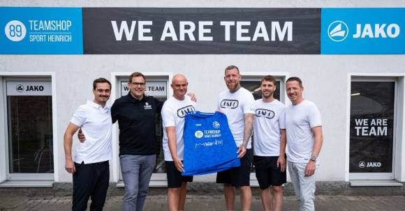 Neueröffnung in Berlin: (v. l.) Sebastiano Leo (Jako), Thomas Heerde (Jako), Rex Fechner (Teamshop89 Sport Heinrich), Lars Nielsen (Teamshop89 Sport Heinrich), Lucas Keck (Teamshop89 Sport Heinrich), Florian Bretschneider (Jako). 