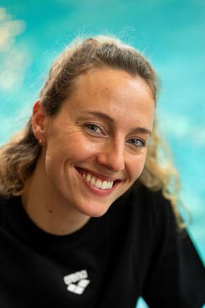 Leonie Beck bringt ihre Erfahrung als ehemalige Spitzensportlerin in ihre neue Rolle bei Arena ein – als Bindeglied zwischen Marke und Schwimmvereinen in Deutschland. 