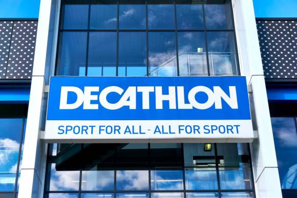 Decathlon bringt seine Erfahrung in Nachhaltigkeit und neuen Geschäftsmodellen in die Zusammenarbeit mit FESI ein – etwa zu Kreislaufwirtschaft, urbaner Mobilität und Produktwiederverwertung. 