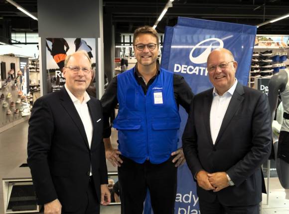 (v. l.) HDE-Haupgeschäftsührer, Decathlon-Deutschland-CEO Arnaud Sauret und HDE-Präsident Alexander von Preen. 
