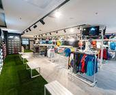 Der neue Absolute Teamsport Store in Maribor präsentiert auf rund 200 Quadratmeter ein breites Sortiment an Marken wie Nike, Adidas, Puma, Jako, Hummel, Skechers und Mizuno.