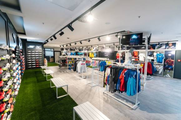 Der neue Absolute Teamsport Store in Maribor präsentiert auf rund 200 Quadratmeter ein breites Sortiment an Marken wie Nike, Adidas, Puma, Jako, Hummel, Skechers und Mizuno. 