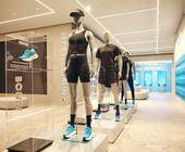 Das Store-Design soll den Performance-orientierten Spirit von Hoka erlebbar machen. 