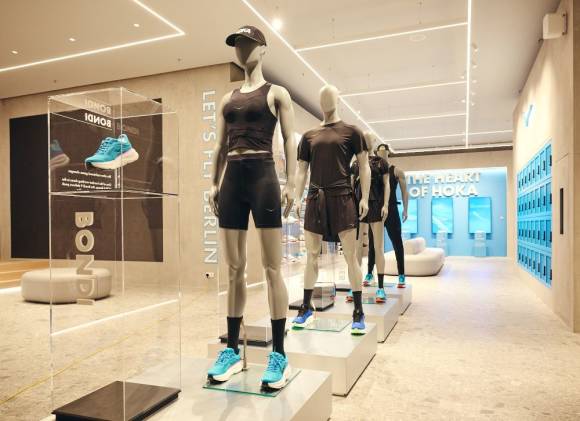 Das Store-Design soll den Performance-orientierten Spirit von Hoka erlebbar machen.  