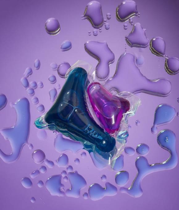 Das Sportwaschmittel „Fabletics x Gymspin Sports Detergent“ basiert auf pflanzlichen Inhaltsstoffen und ist mit der patentierten „Phytofocus Scent Tech“ von Gymspin angereichert, die auf Thymianöl-Extrakt setzt. 