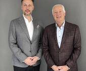 Reiner Unkel (rechts) gibt sein Amt als CEO von Scoretex an Marco Hoffmeyer (links) ab. 