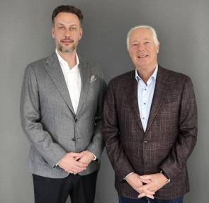 Reiner Unkel (rechts) gibt sein Amt als CEO von Scoretex an Marco Hoffmeyer (links) ab.  