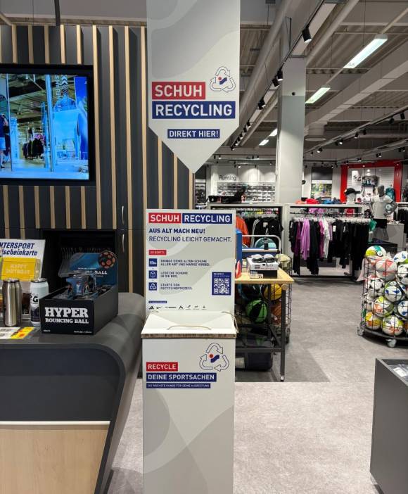 Intersport Jürgensen in Flensburg ist einer von bundesweit 75 Intersport-Standorten, wo KundInnen alte Schuhe in eine Schuhrecycling-Box werfen können.  