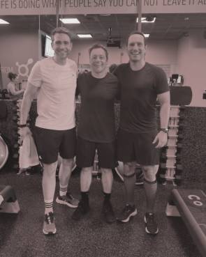 Arbeiten jetzt zusammen: die Urban-Sports-Club-Gründer Benjamin Roth (l.) und Moritz Kreppel (r.) sowie Wellhub-Mitgründer und -CEO Cesar Carvalho (M.). 